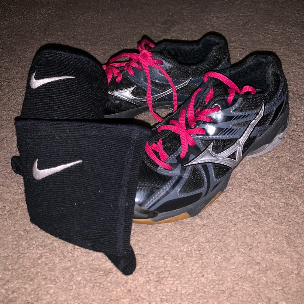 Mizuno wave Bolt 4 volleyball shoes & Nike pads